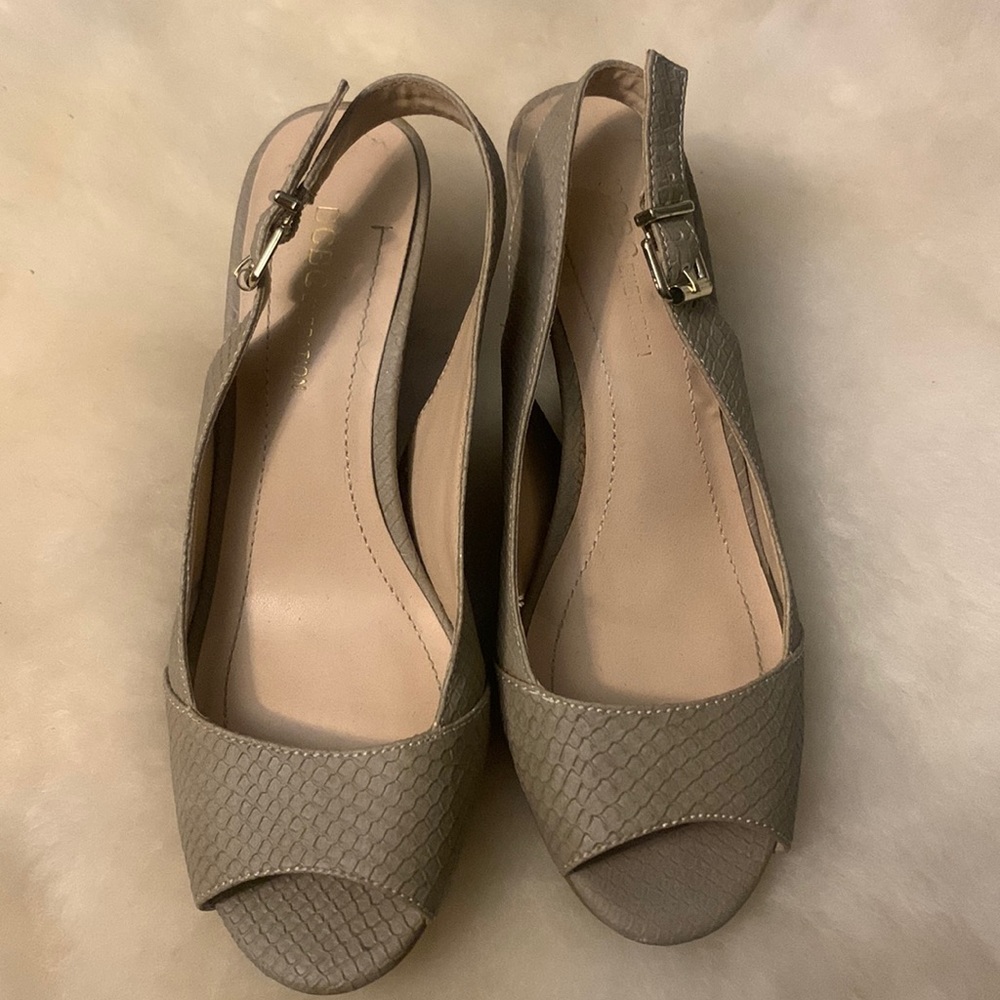 BCBGENERATION peep toe sling back wedge snake reptile tan heel
